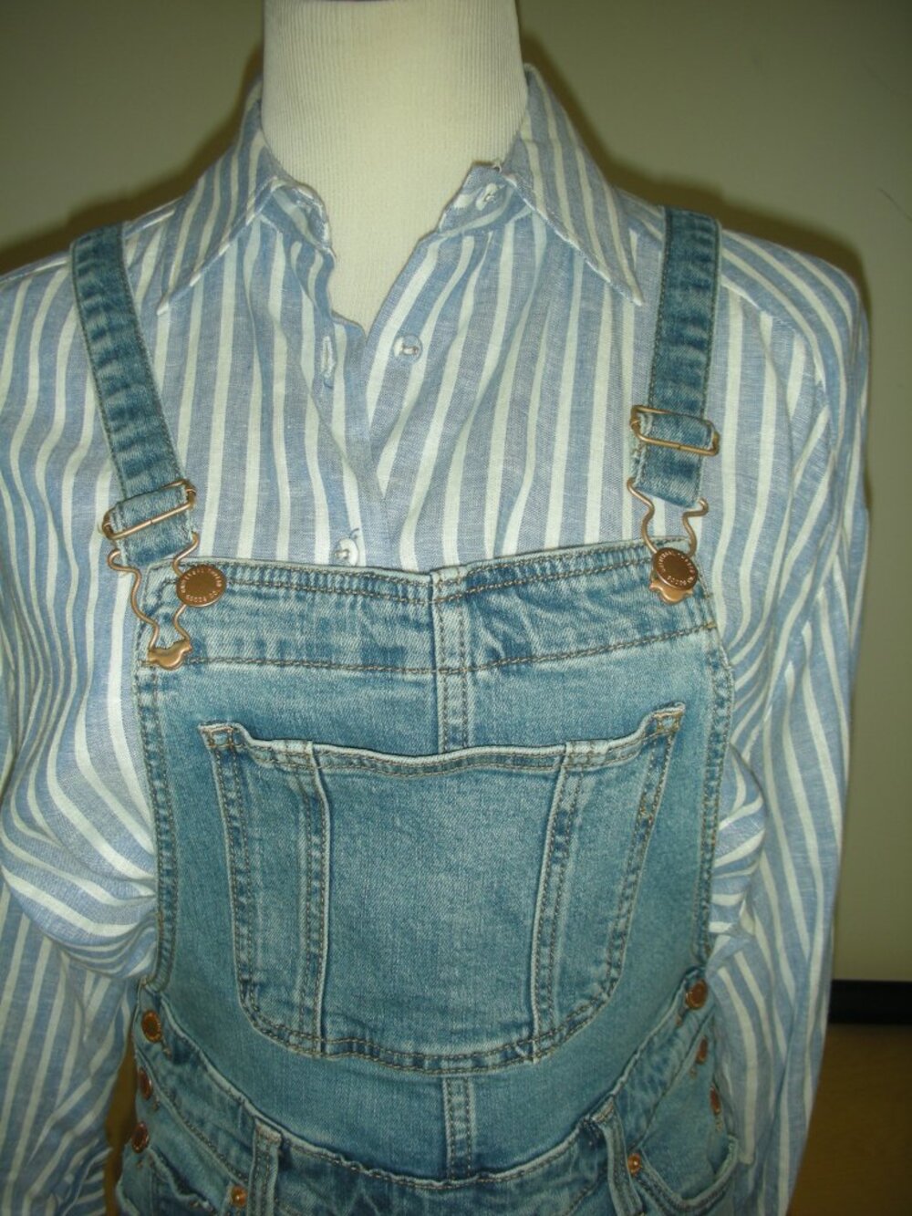Universal Thread Denim Overalls Size 2/26R Soft Distressed Hem Adjustable Straps - Picture 4 of 10